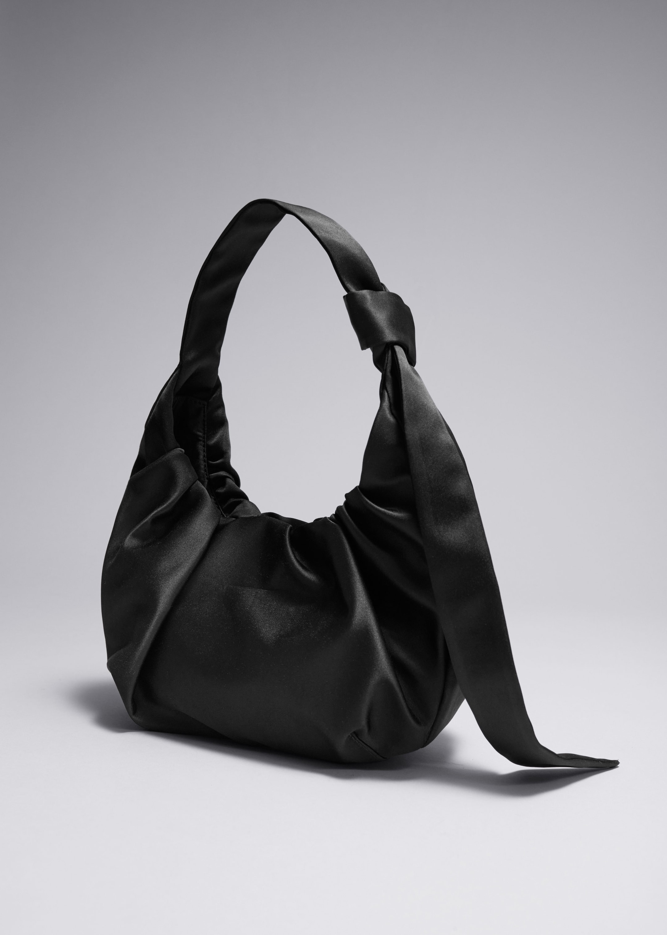 Satin-Schultertasche - Schwarz - Stillleben