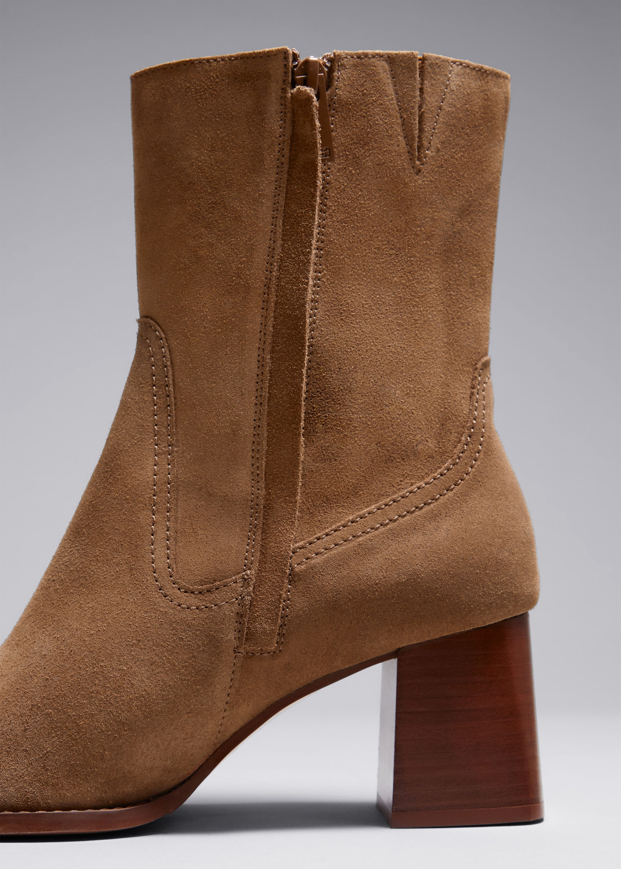 Klassische Ankle Boots aus Leder - {{variantName}} - Beschreibendes Detail