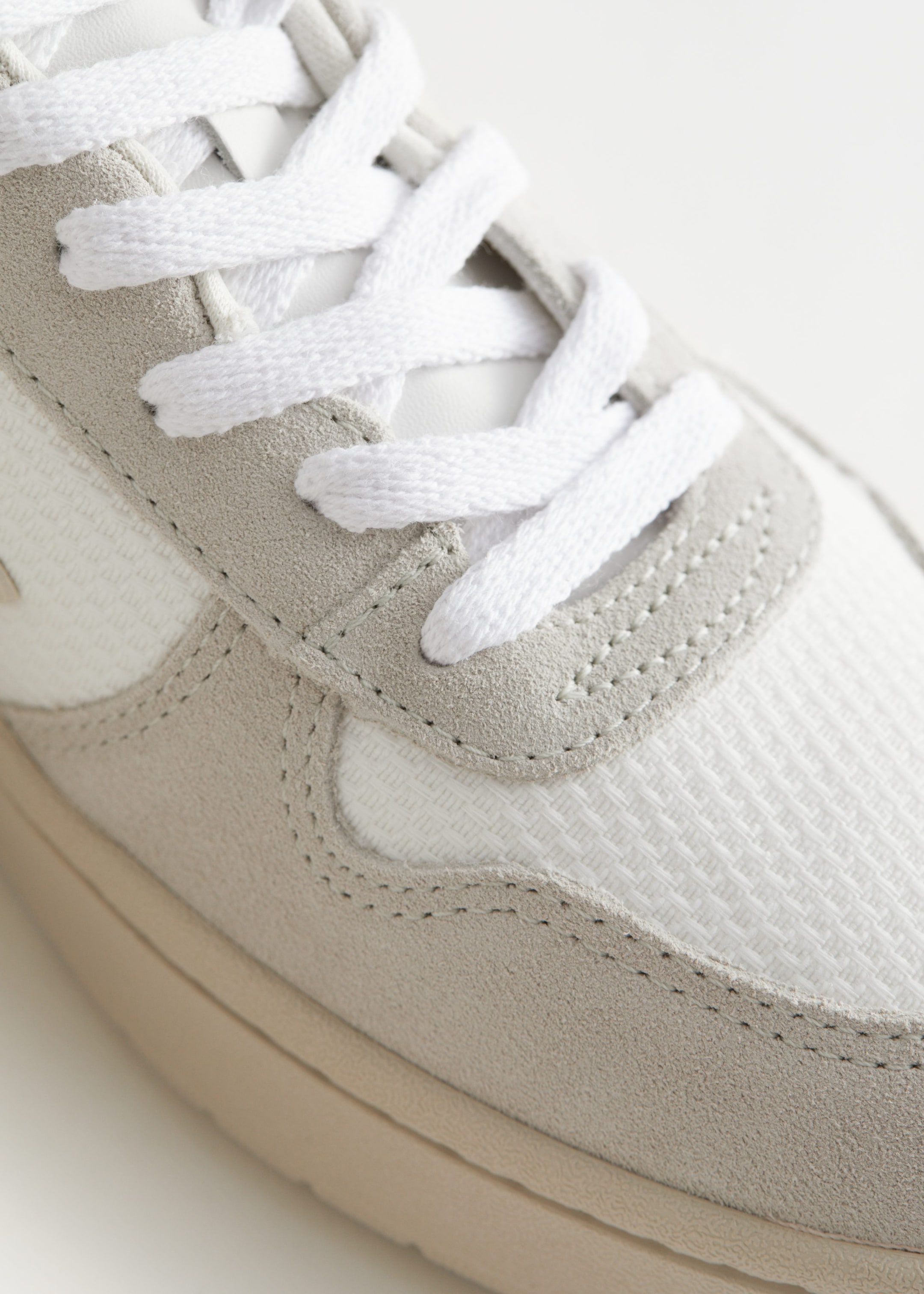 Veja V-10 Sneakers - {{variantName}} - Descriptive Detail