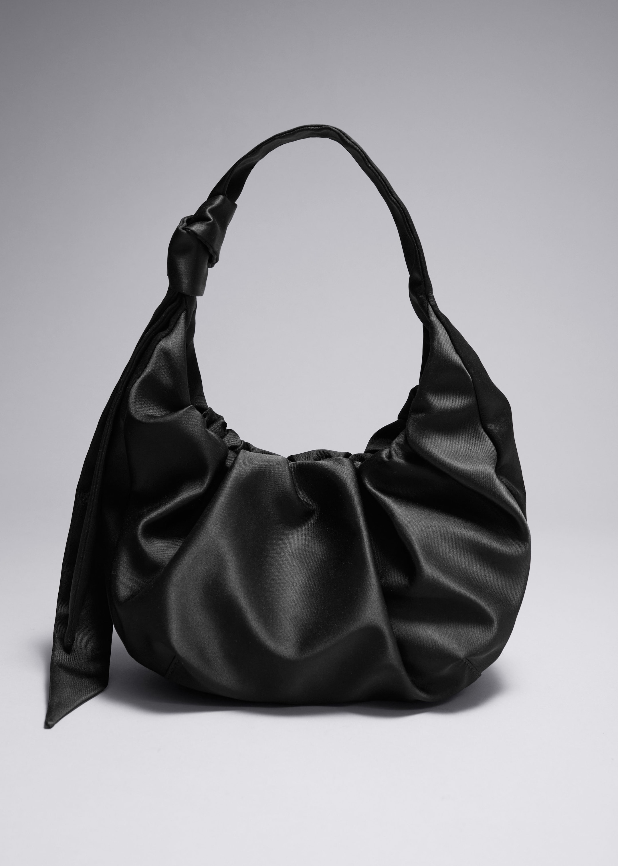 Satin-Schultertasche - Schwarz - Stillleben