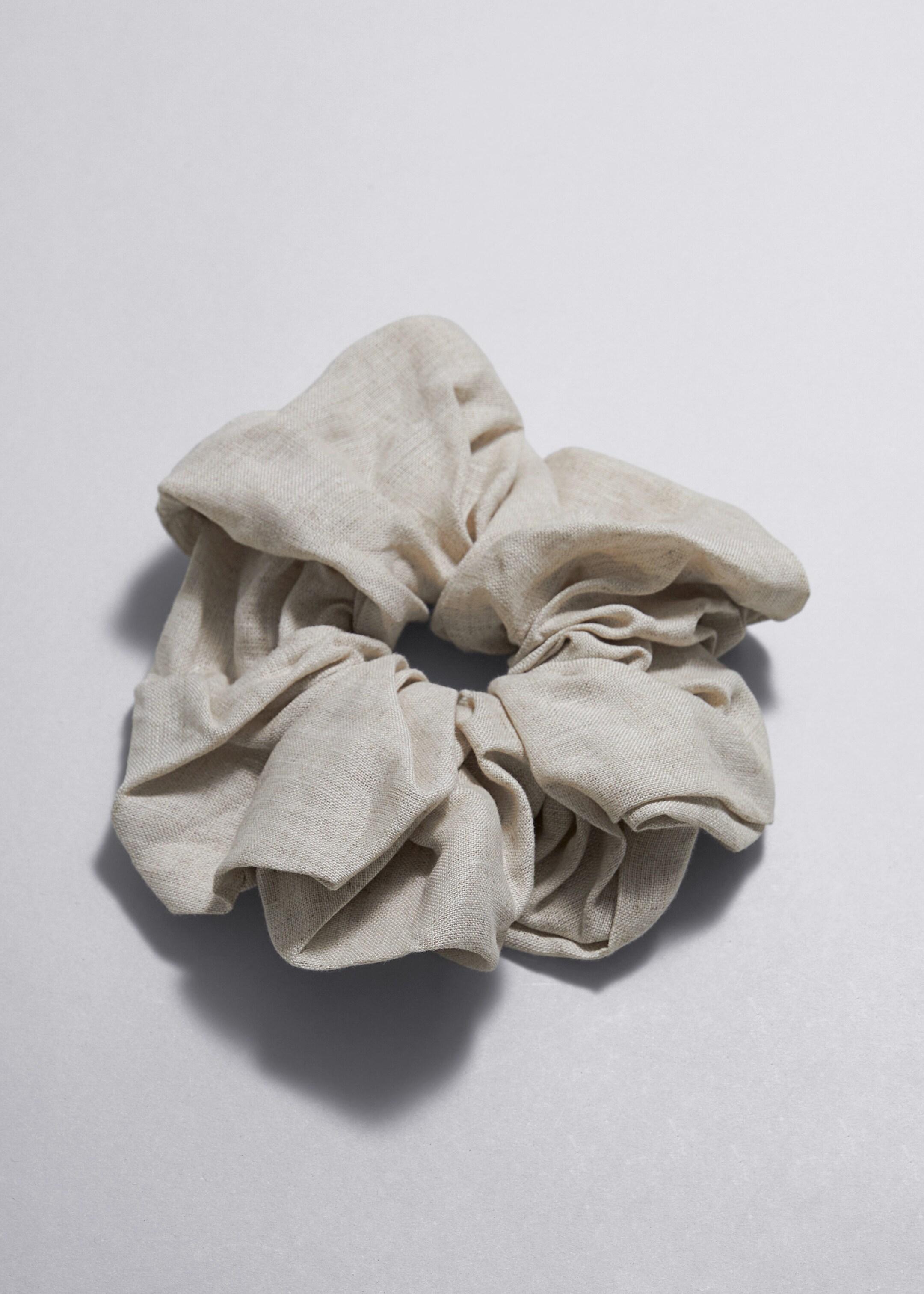 Stor scrunchie i linne – Beige – stilleben