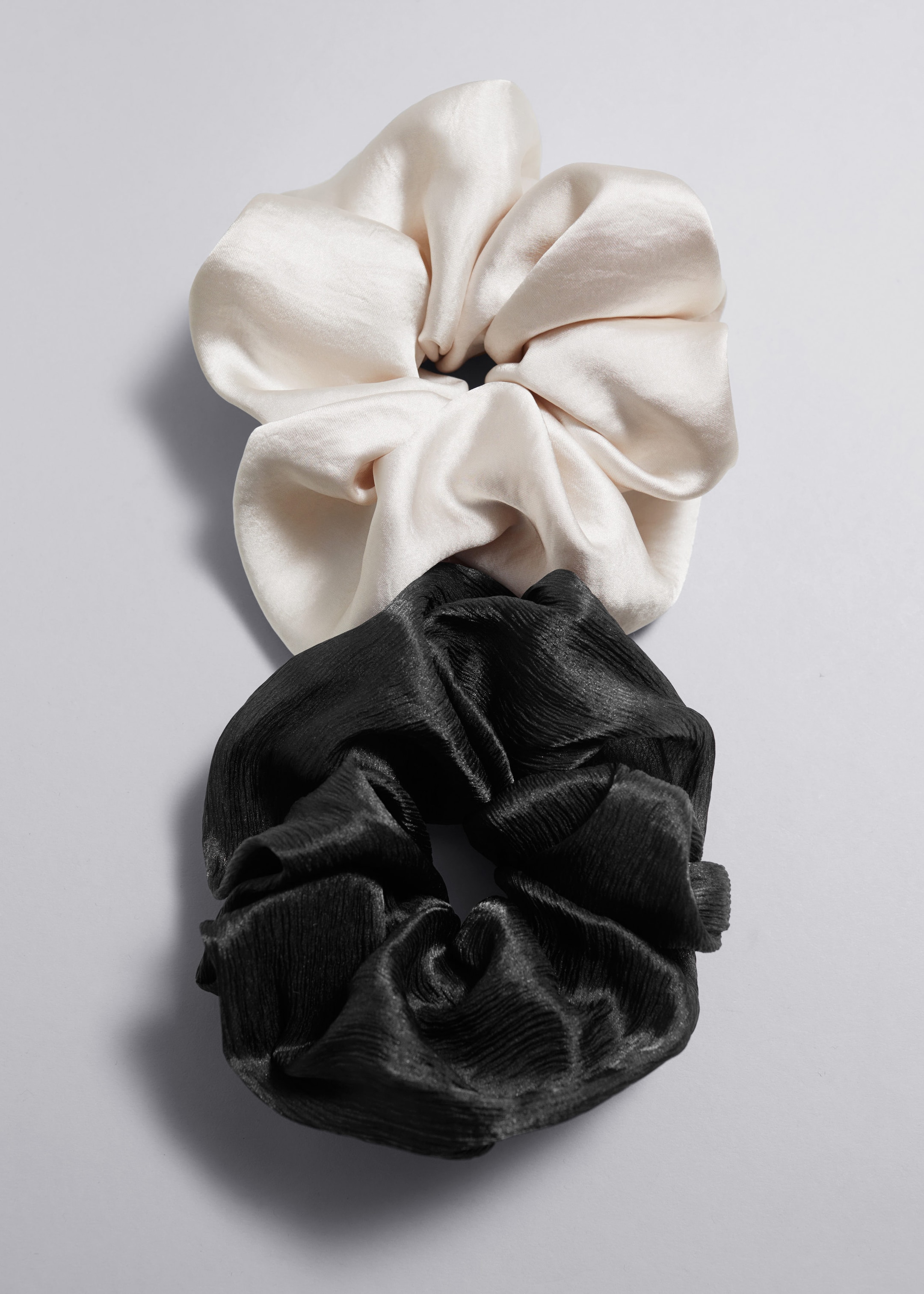 Image of Två extra stora scrunchies med satinfinish