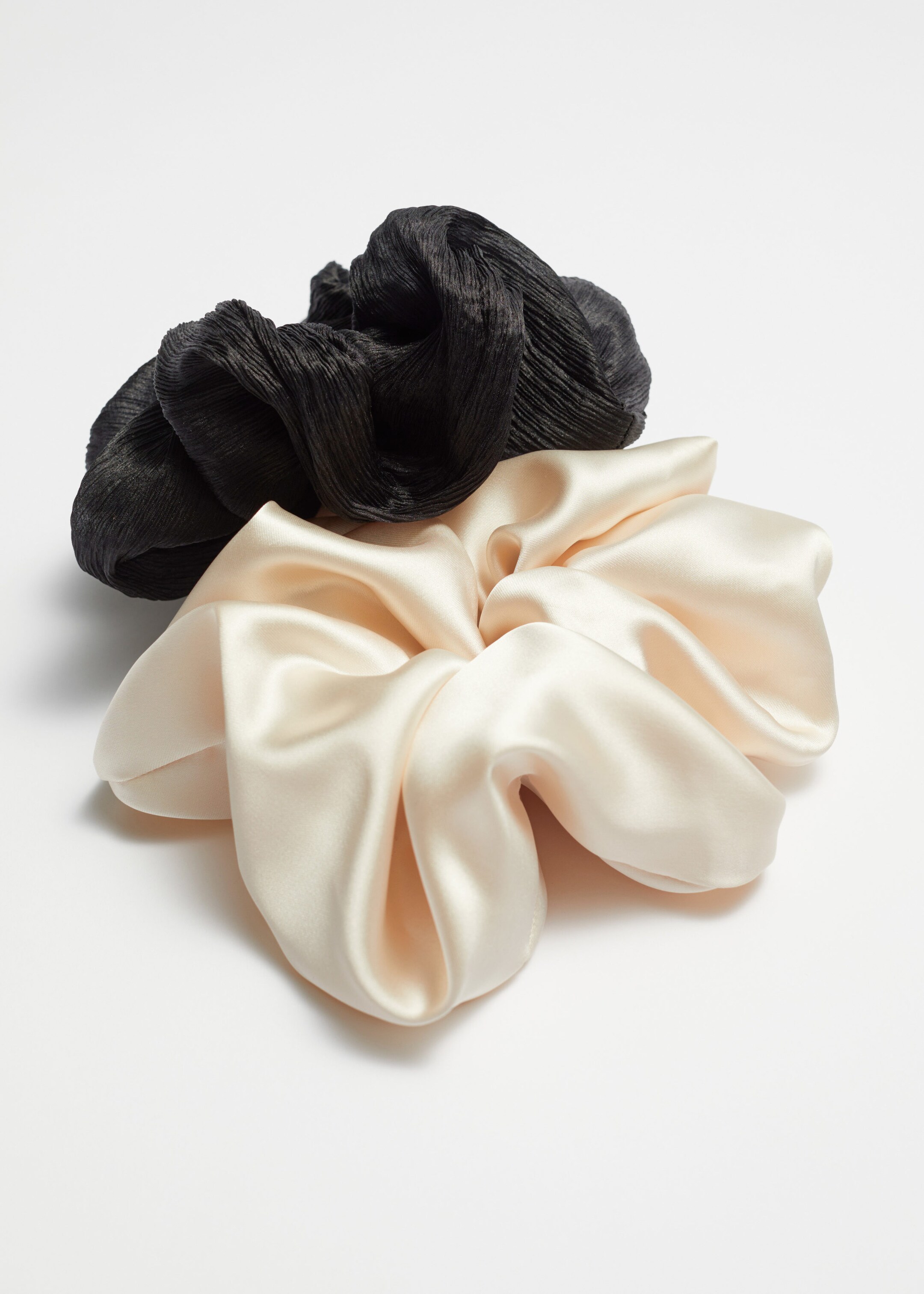 Image of Två extra stora scrunchies med satinfinish